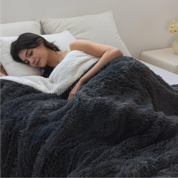 Other - Luxurious shaggy fleece sherpa Blanket